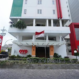 Vaccinated Staff - OYO Flagship 2261 Pp Properti Pavilion Permata
